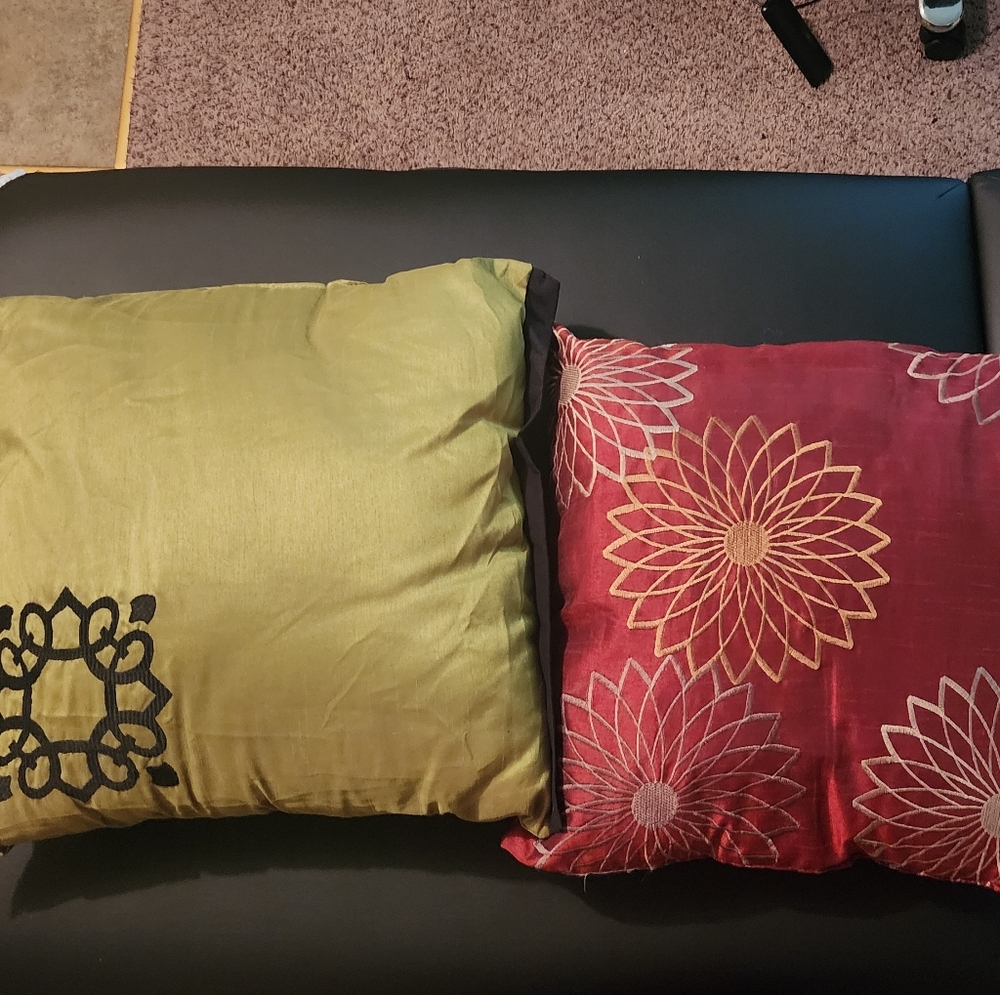 Decorative Green and Red Throw Pillow Set